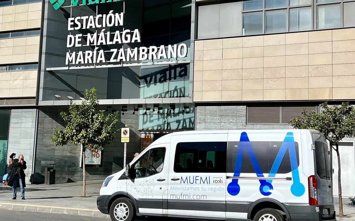Furgoneta lanzadera de MUFMI aparcada ante la estación de Málaga María Zambrano
